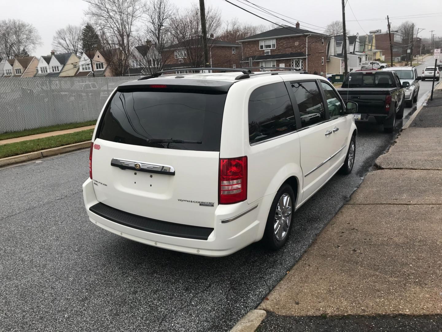 2010 White /Tan Chrysler Town & Country Limited (2A4RR6DX0AR) with an 4.0 V6 engine, Automatic transmission, located at 577 Chester Pike, Prospect Park, PA, 19076, (610) 237-1015, 39.886154, -75.302338 - Photo#4